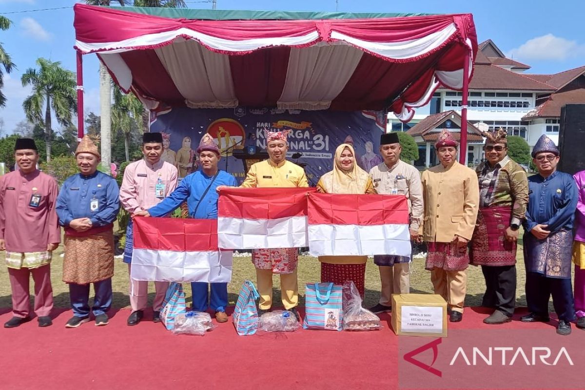 Babel bagikan bendera jelang HUT ke-79 RI