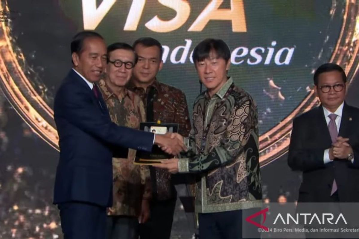 Presiden Jokowi  berikan fasilitas Golden Visa untuk Shin Tae-yong