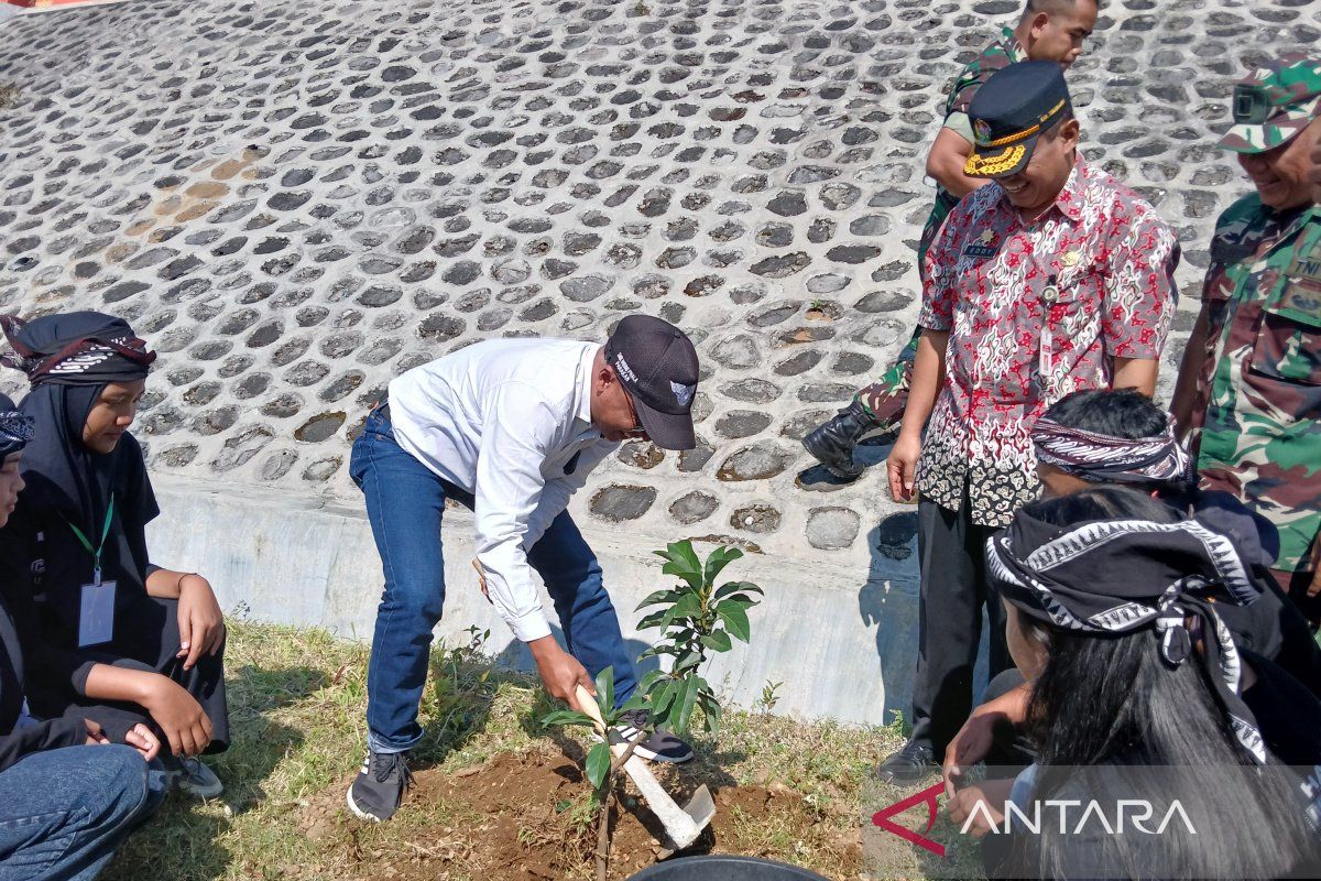 Siswa SMK di Temanggung lakukan penghijauan di Kawasan Embung Bansari pada MPLS