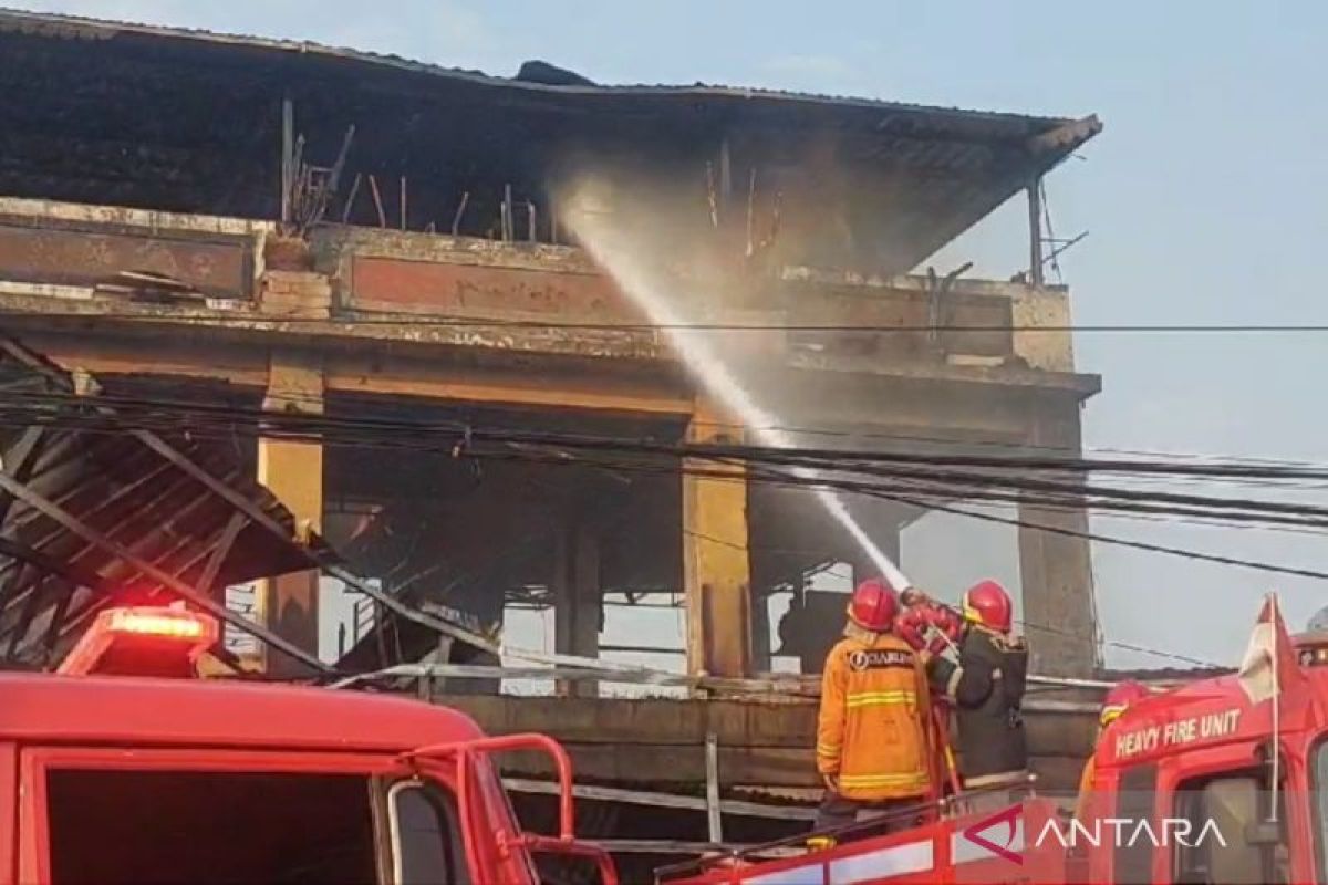 Bangunan  kafe berlantai tiga di Kudus terbakar