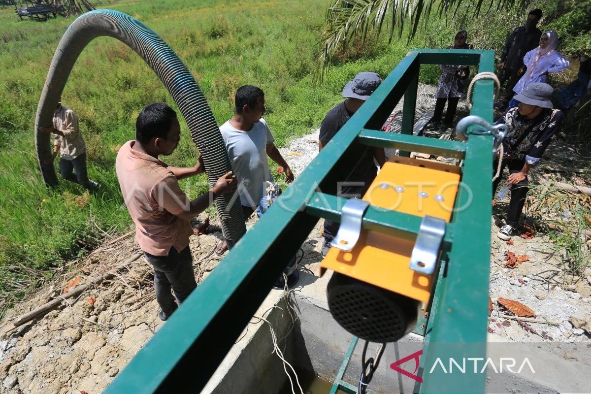 Pemerintah Aceh salurkan 569 unit pompa air atasi kekeringan sawah