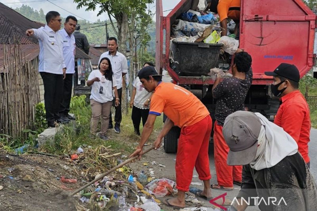 Spontan, Pj Bupati Taput hentikan perjalanan saat saksikan sampah berserakan