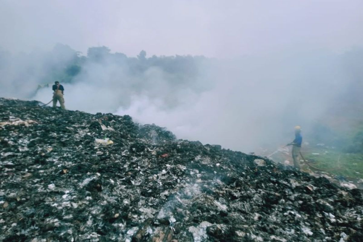 Damkar Tangerang padamkan kebakaran sampah di Tigaraksa