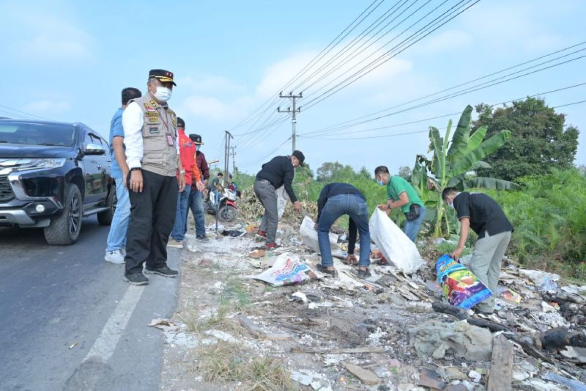 Pemkot Jambi giatkan gotong royong rutin bersih lingkungan