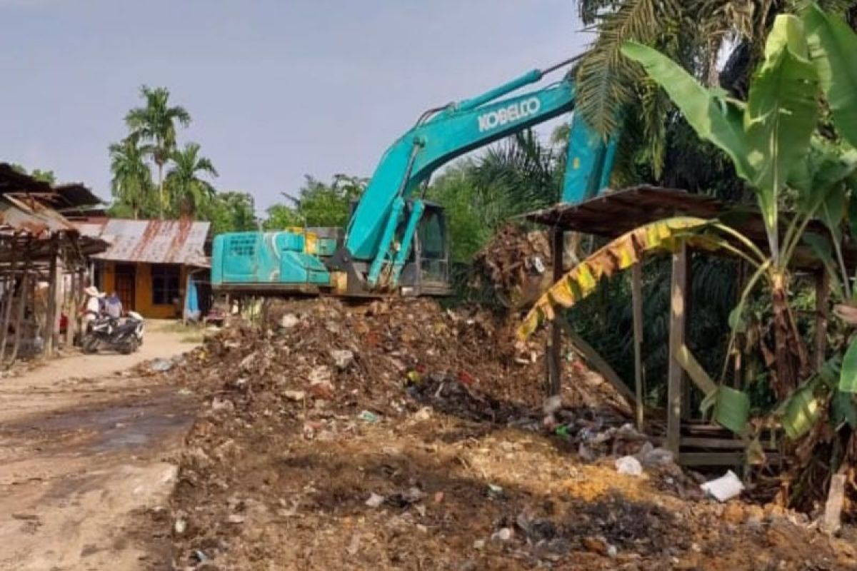 WKS bersihkan sampah di pasar sayur Tebing Tinggi