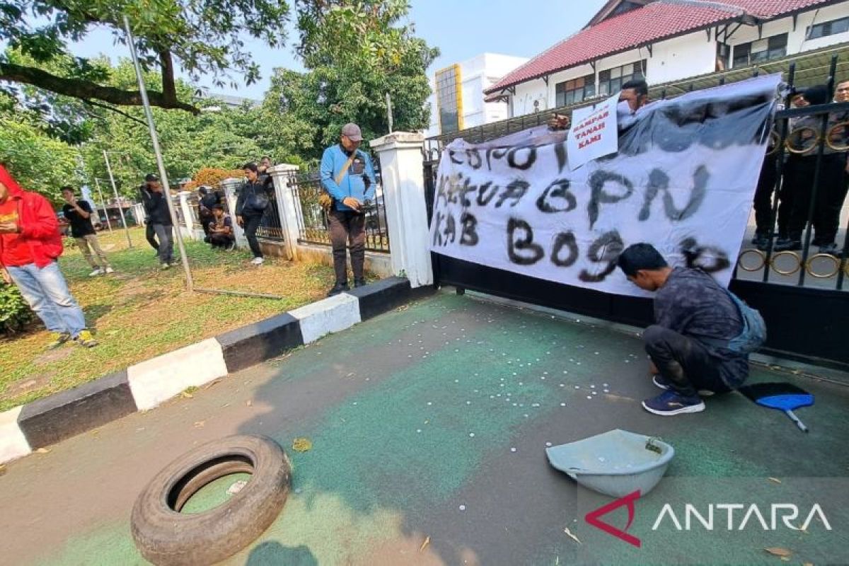 Ratusan warga unjuk rasa di depan Kantor BPN Kabupaten Bogor