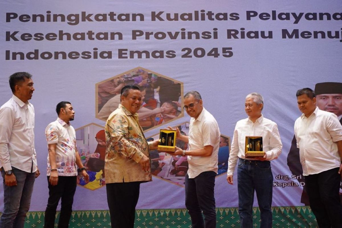 Pj Gubernur Riau serahkan penghargaan 2 daerah sukses tekan stunting