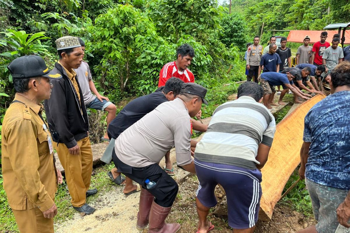 Personel TNI-Polri di kawasan 3T Malut bangun jembatan