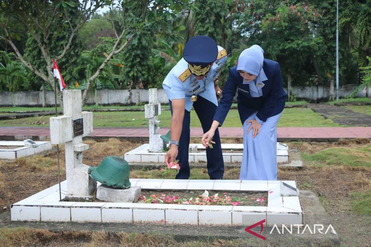 Danlanud Jayapura ziarahi makam pahlawan sambut Hari Bakti ke-77 TNI AU