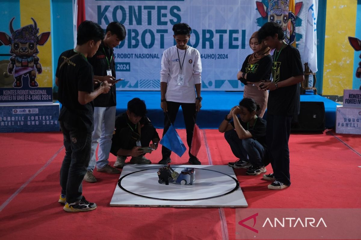 Universitas Halu Oleo tuan rumah kontes robot nasional FORTEI ke-IV