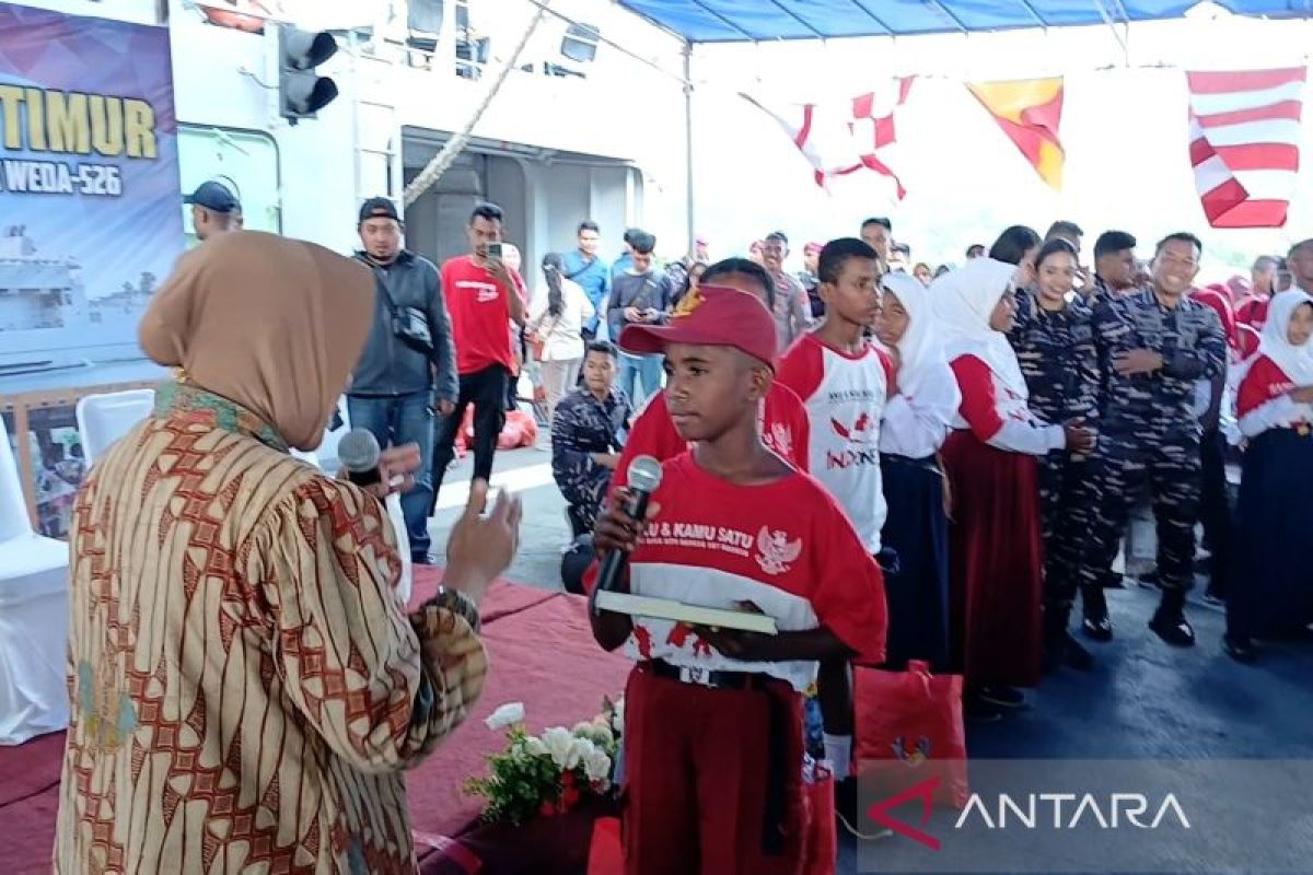 Mengajak anak-anak Kei Besar melabuhkan mimpinya di atas kapal perang