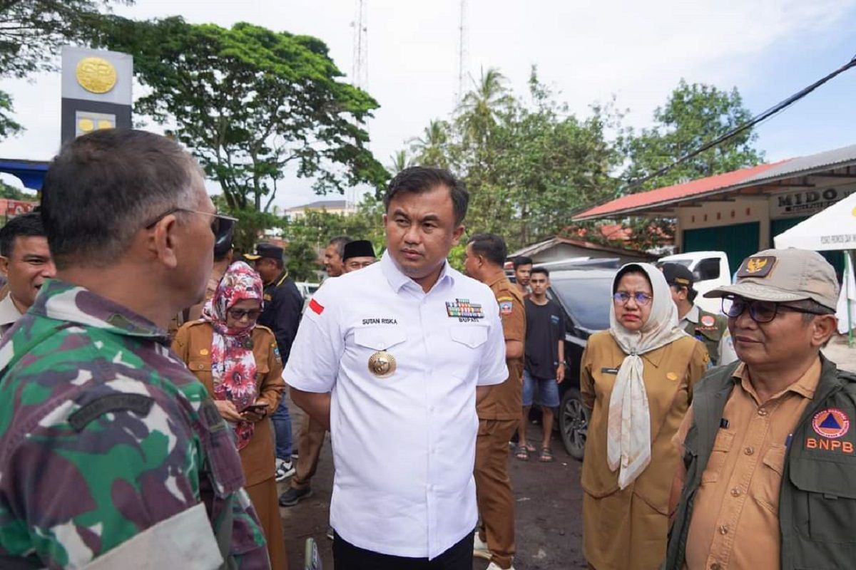 Bupati Dharmasraya serahkan bantuan untuk warga korban banjir bandang dan galodo