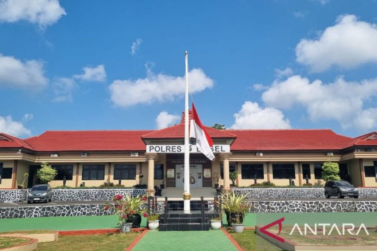 Polres Bangka Selatan kibarkan bendera setengah tiang untuk Wapres RI ke 9