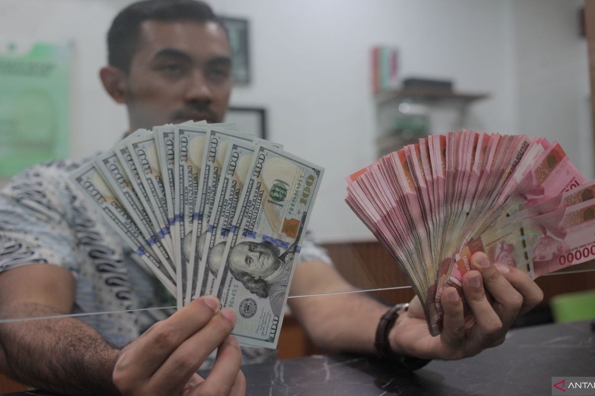 Senin ini rupiah menguat 15 poin menjadi Rp16.286 per dolar AS