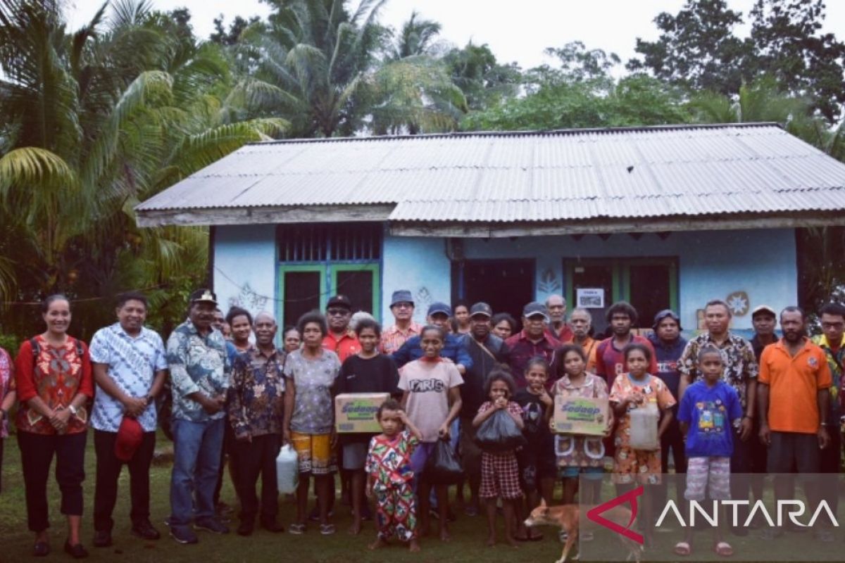 Pemkab Biak salurkan bantuan ke warga Syurdori korban banjir rob