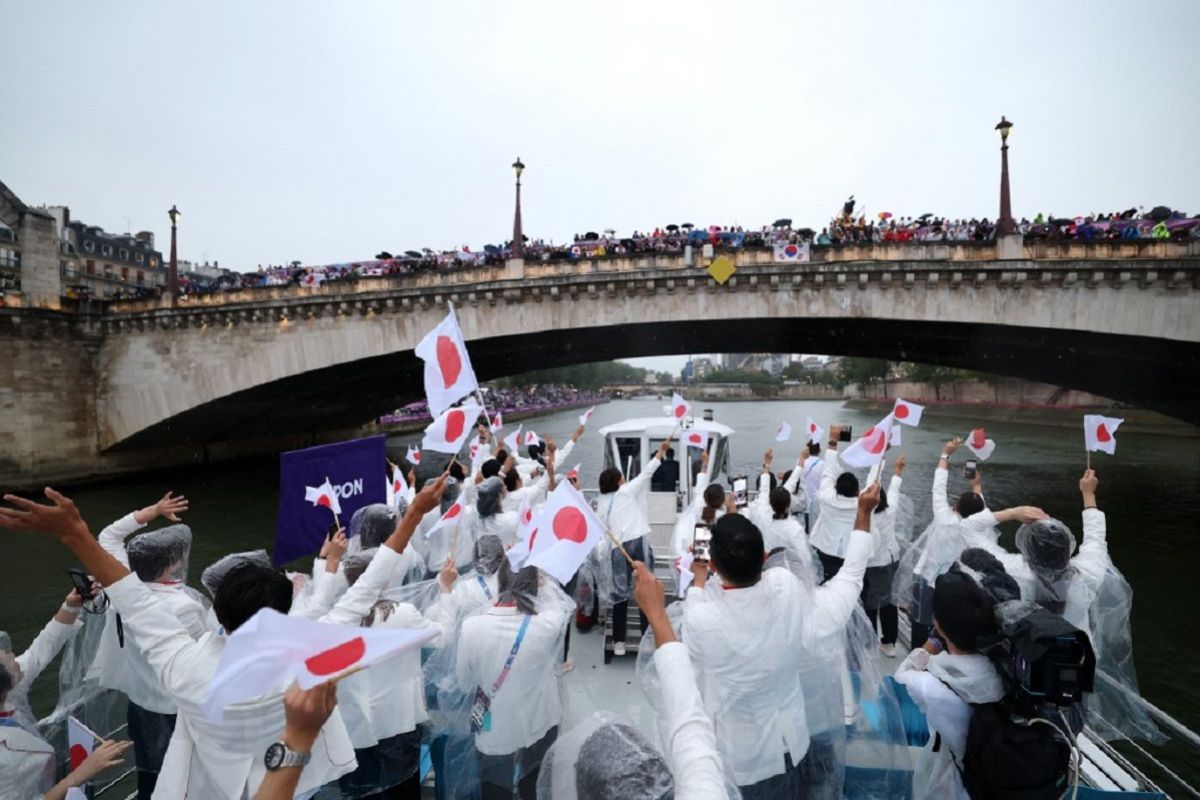 Parade atlet Olimpiade Paris diguyur hujan deras