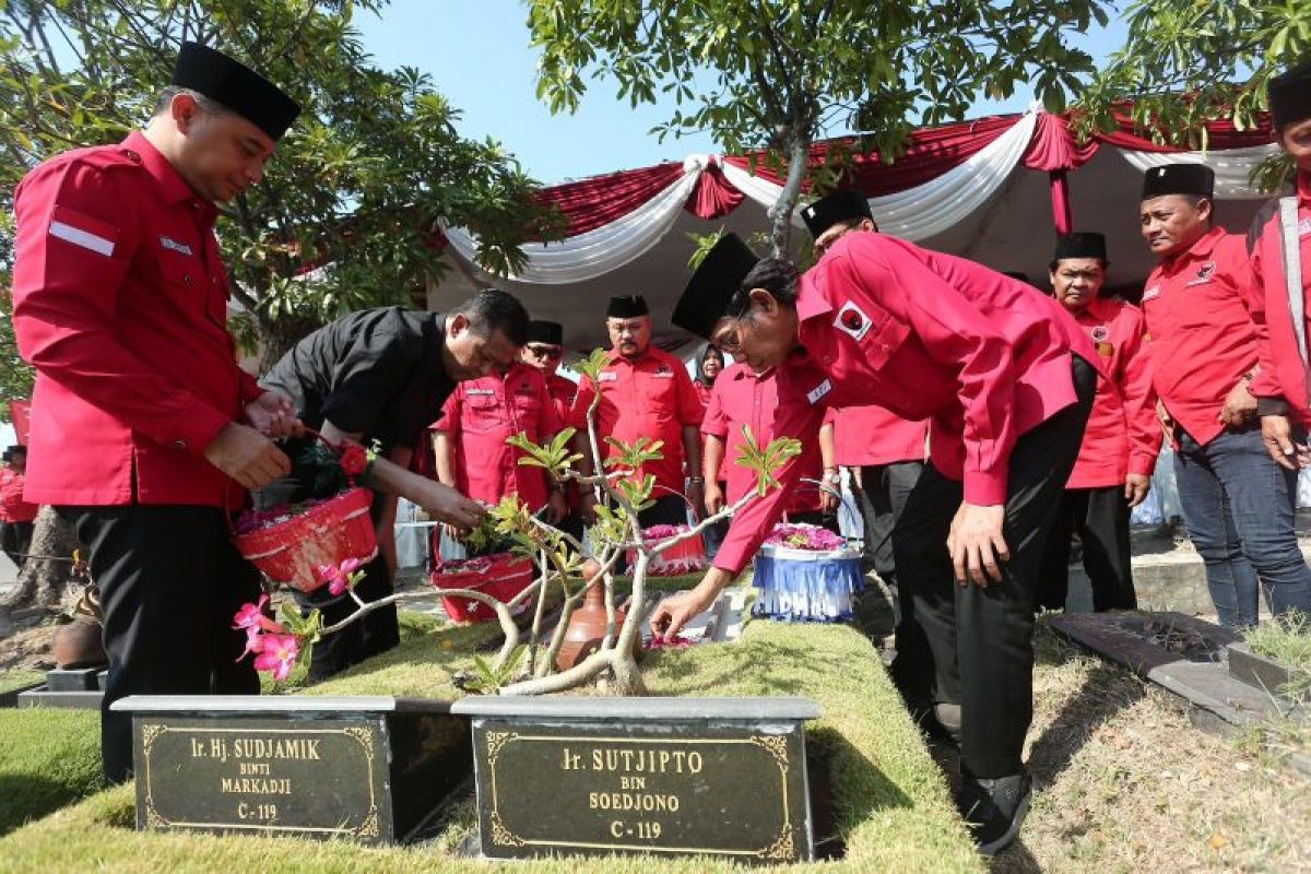 Peringati Kudatuli, kader PDIP ziarah ke makam sejumlah tokoh di Surabaya