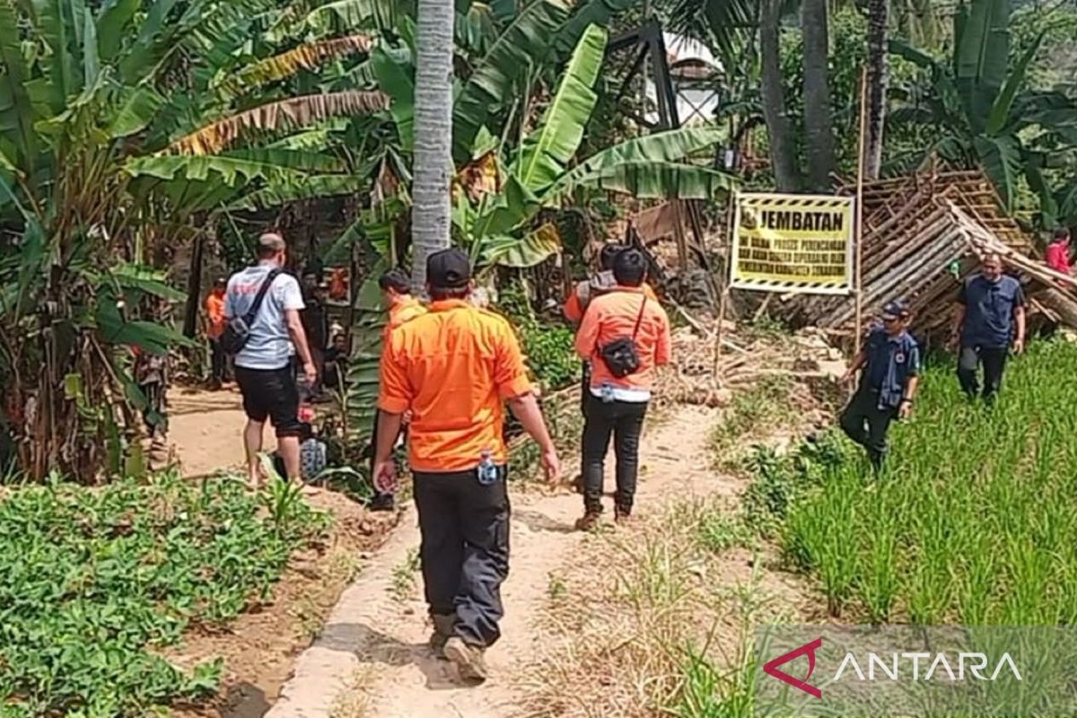 BPBD tutup jembatan rusak kerap digunakan warga Jampangtengah untuk menyeberang