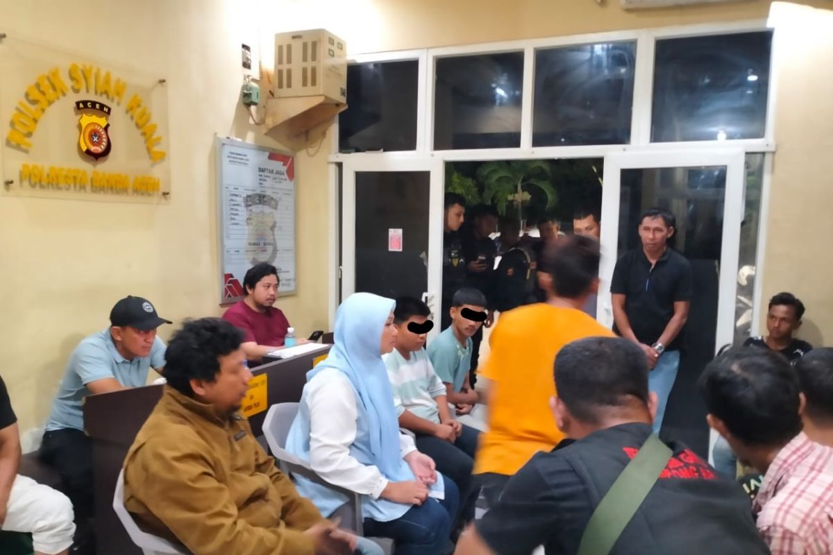 Hendak tawuran pakai senjata tajam di Banda Aceh, empat remaja ditangkap warga