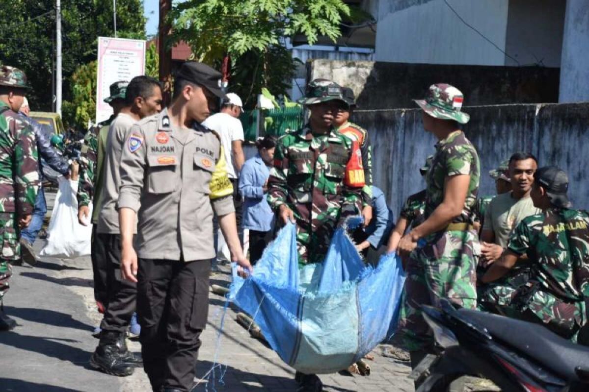 TNI bersama Polri warga dan mahasiswa  bersihkan sampah