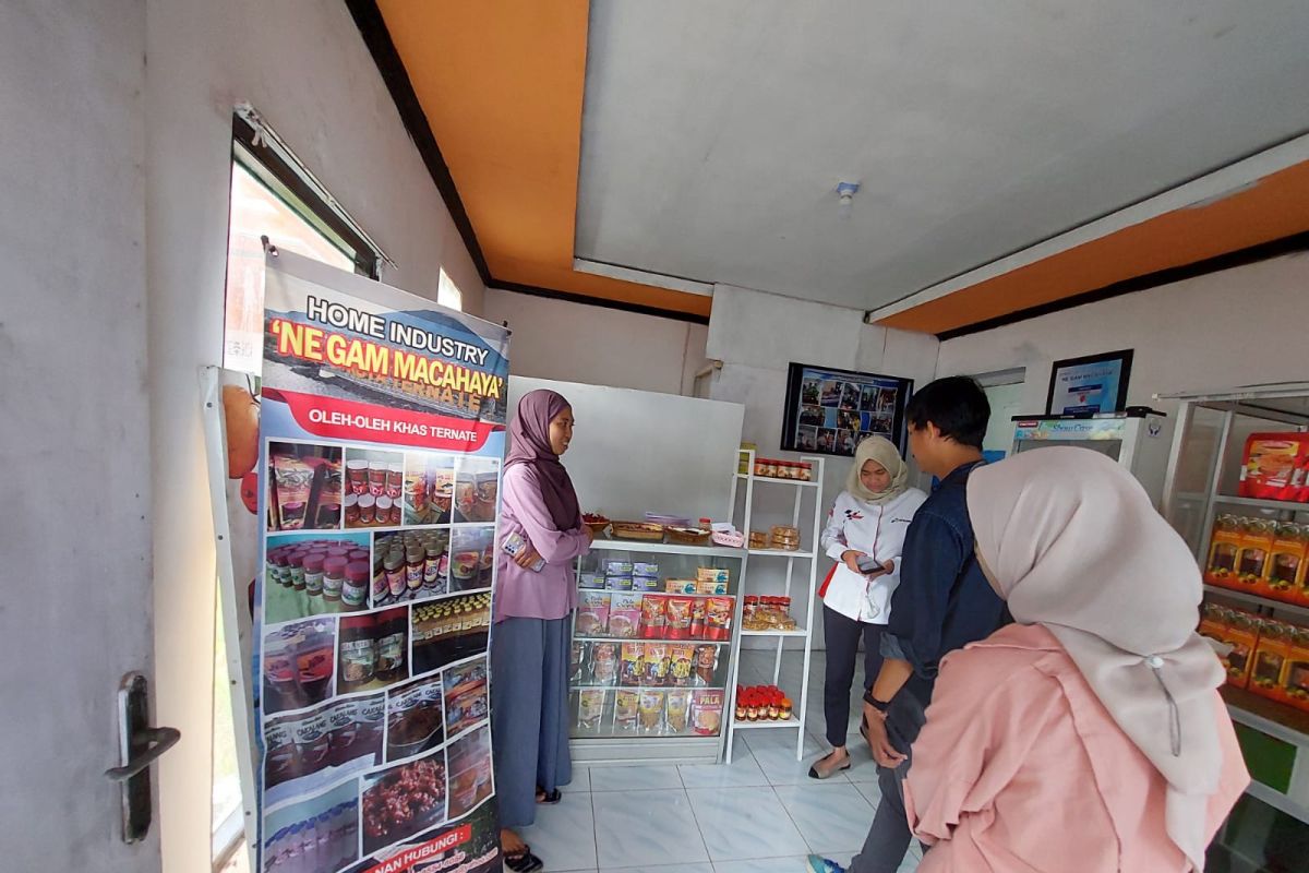 Ratusan pelaku UKM di Tidore Kepulauan  terima  bantuan sarana usaha