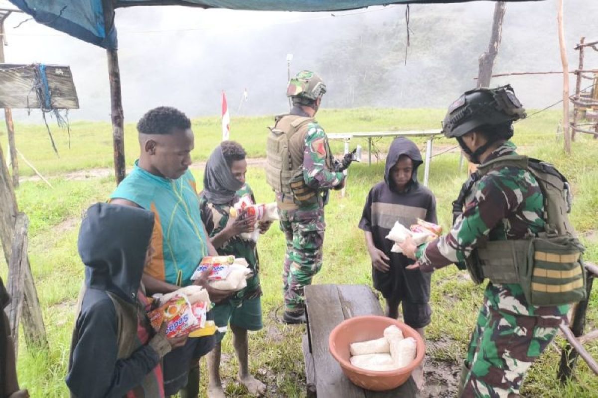 Prajurit TNI bagikan bahan makanan kepada warga Nduga