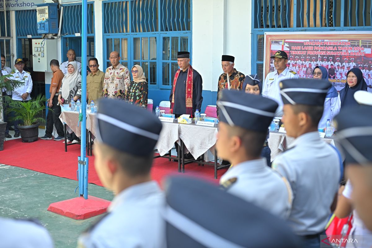 Gubernur Mahyeldi Memberikan Motivasi untuk Siswa Baru SMK Pelayaran Padang