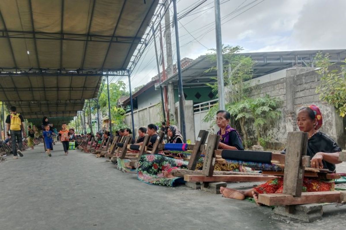 Melestarikan tradisi menenun lewat Festival Begawe Jelo Nyesek