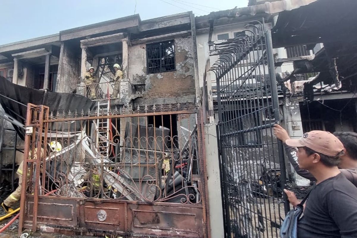 Kebakaran hanguskan tiga rumah di Cengkareng  diduga akibat korsleting