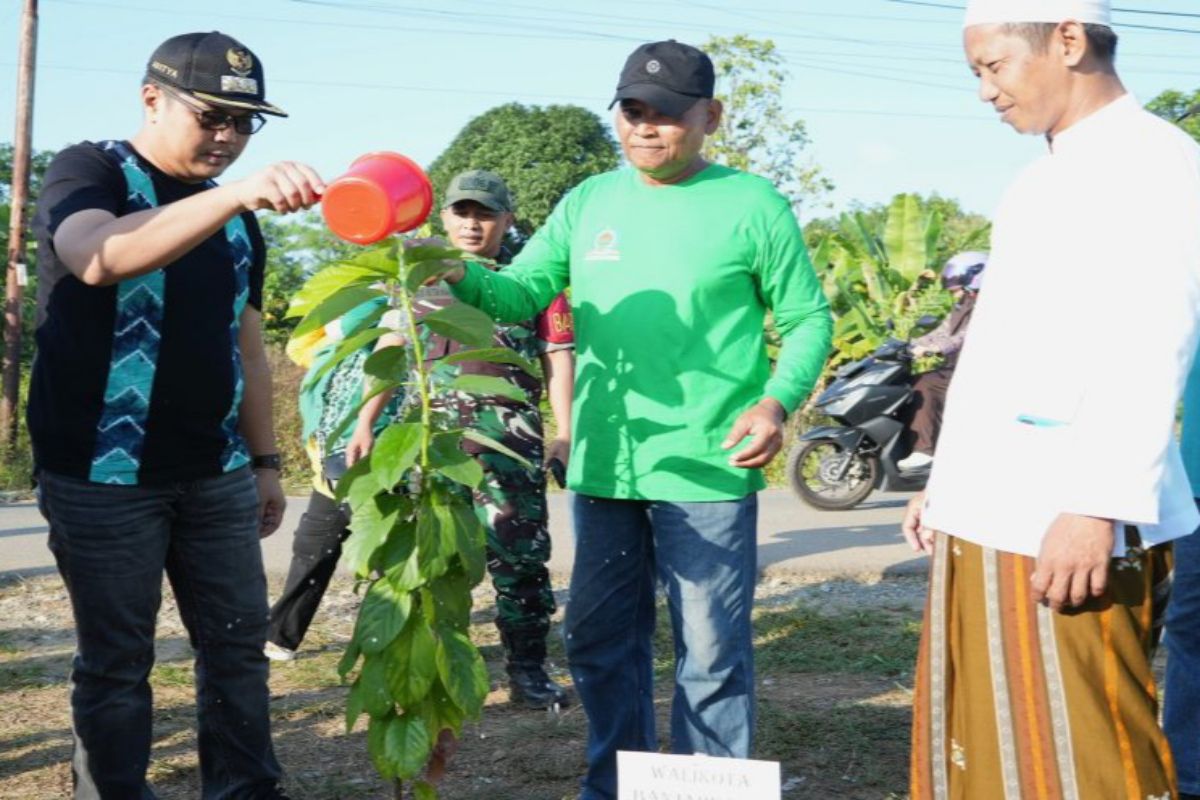 Wali Kota ajak masyarakat tanam pohon hijaukan Banjarbaru