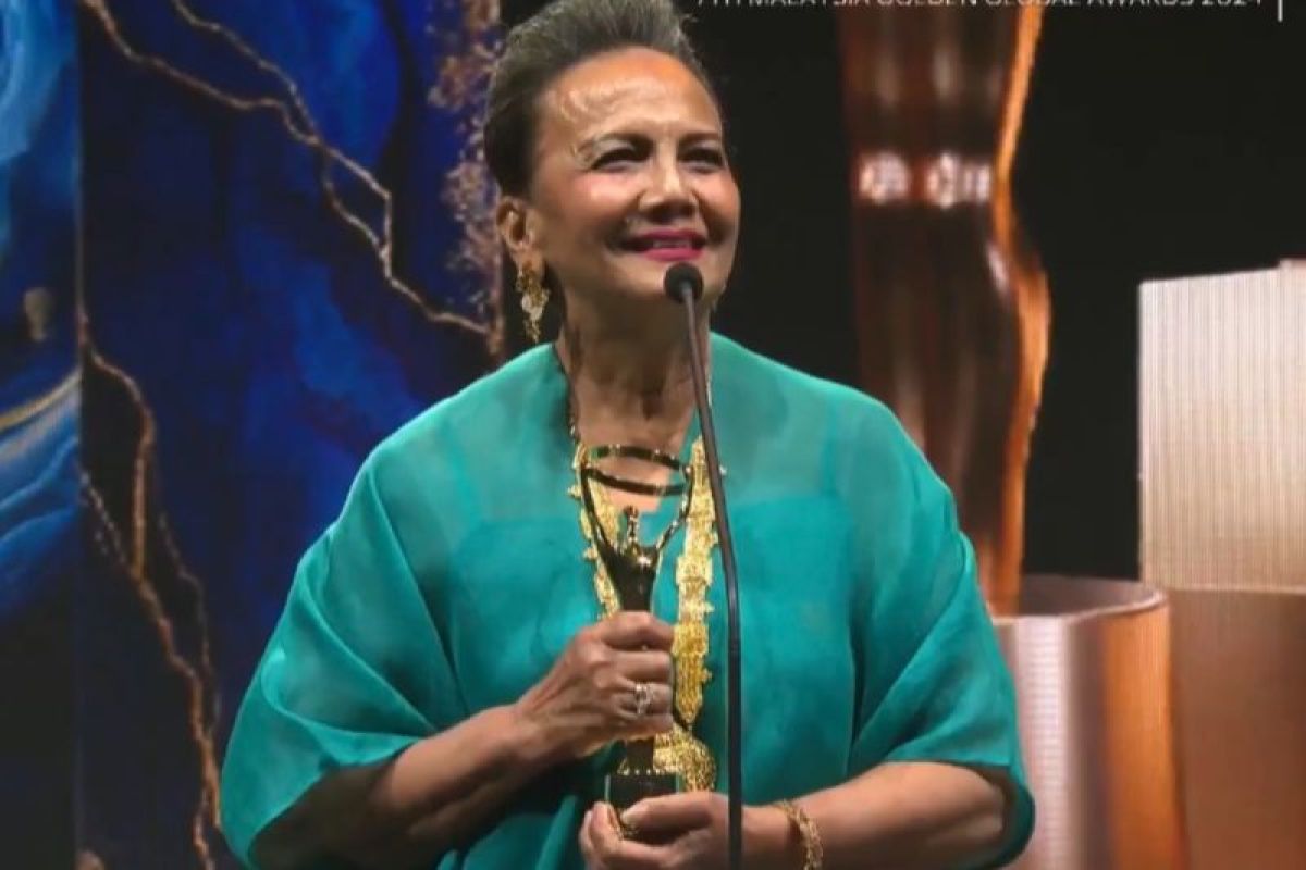 Christine Hakim terima Lifetime Achievement Award di MGGA 2024