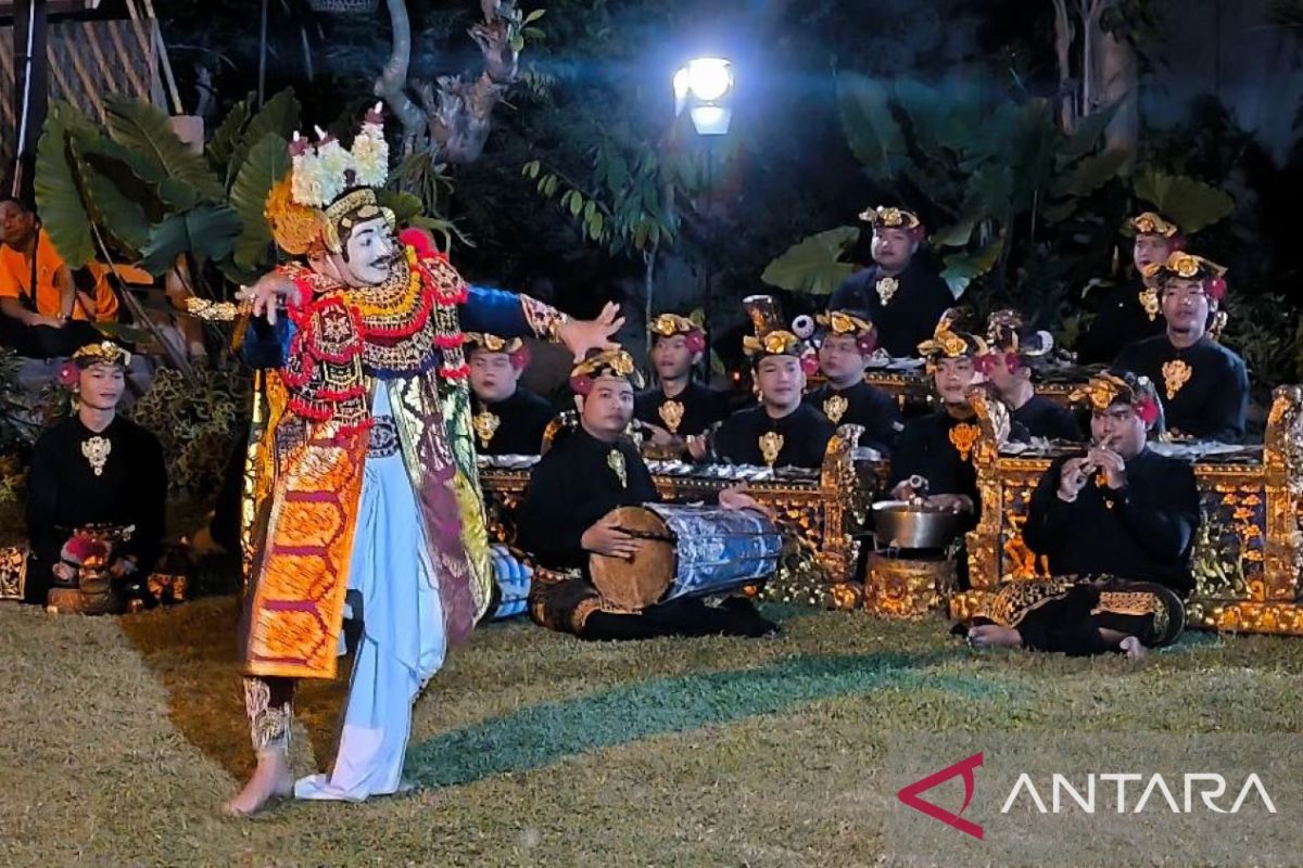 Maestro seni Prof Made Bandem menari Topeng Dalem Arsa Wijaya di Festival Seni Nusantara