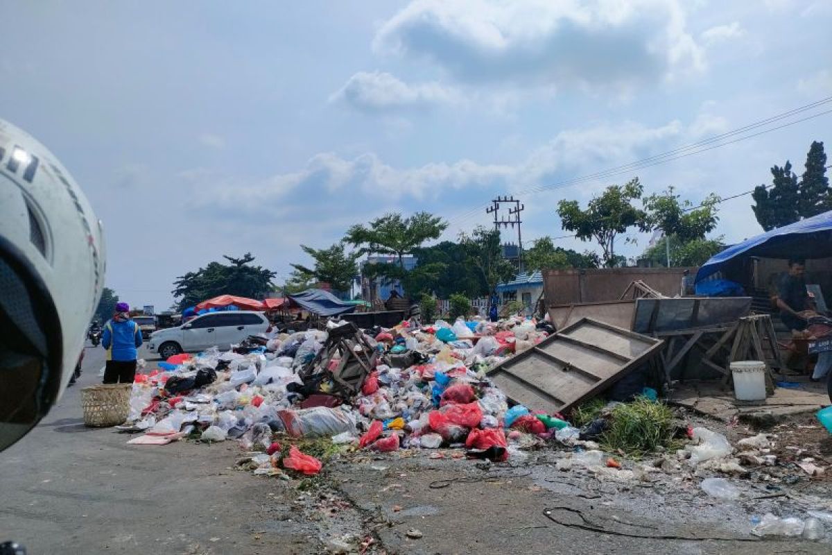 Pasar Arengka Pekanbaru jadi tempat pembuangan sampah umum