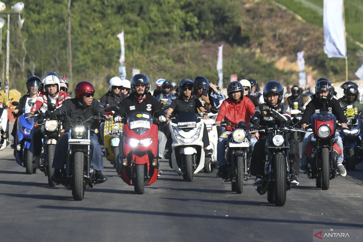 Presiden Jokowi motoran bareng Raffi Ahmad hingga Basuki susuri jalan tol IKN