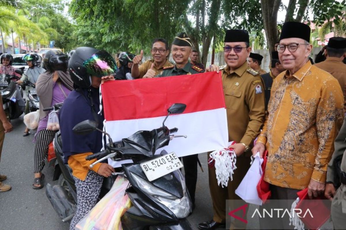 Pemkab Aceh Barat bagikan bendera merah putih bagi warga jelang hari kemerdekaan