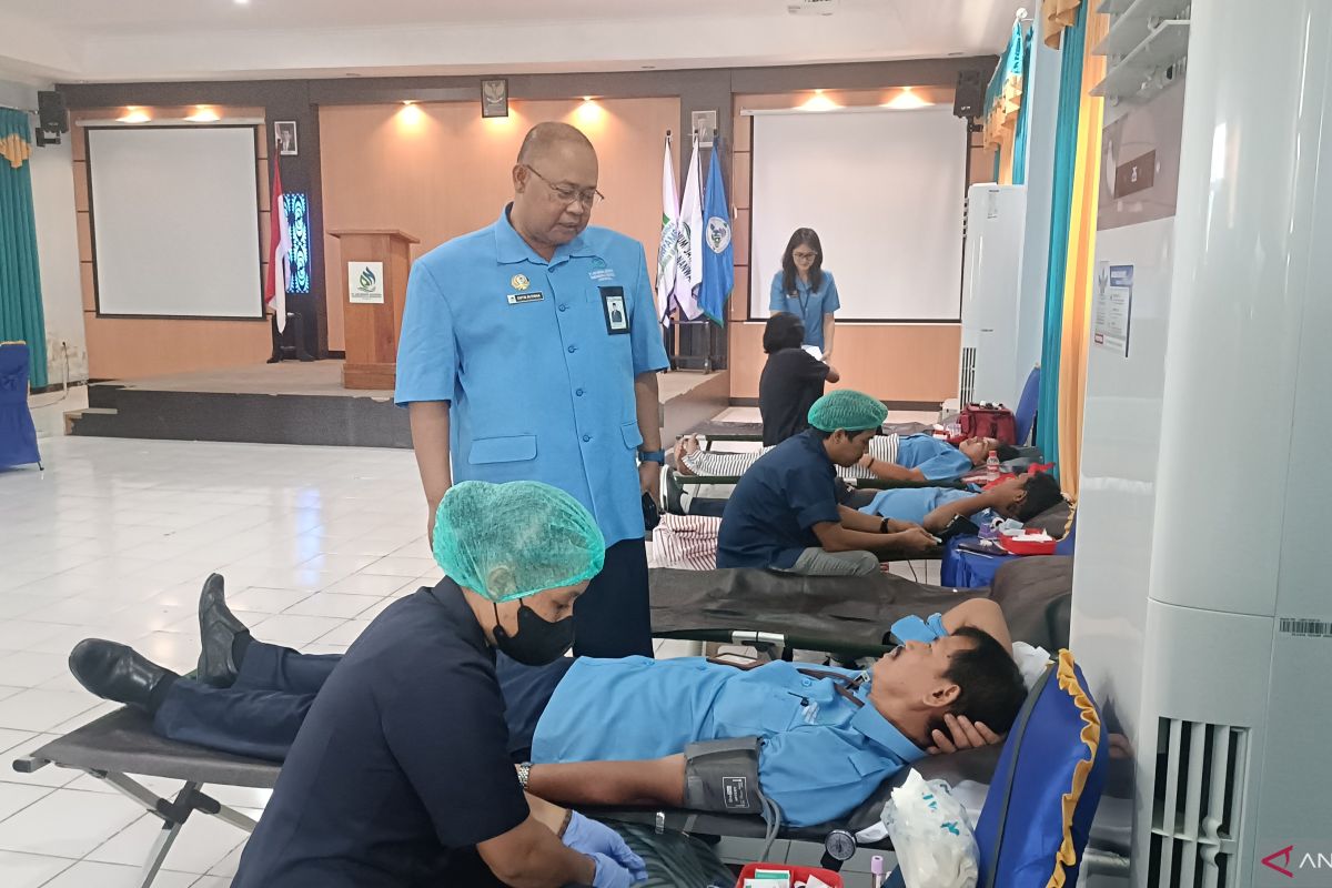 PT Air Minum Jayapura laksanakan donor darah bantu penuhi kebutuhan PMI