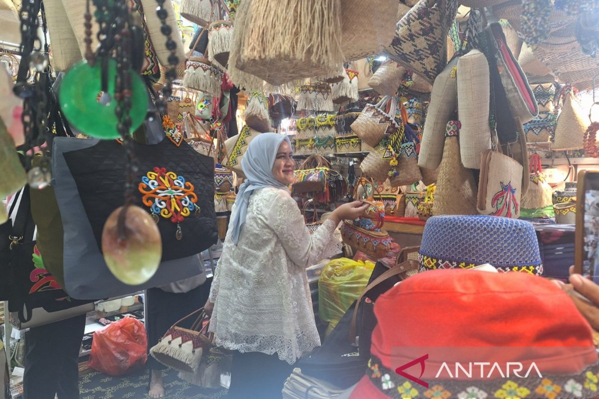 Iriana Jokowi berbelanja di Pasar Kebun Sayur Balikpapan