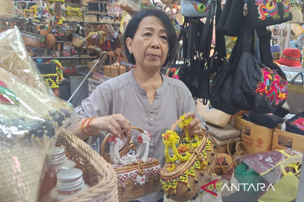 Iriana Joko Widodo beli tas di Pasar Kebun Sayur Balikpapan