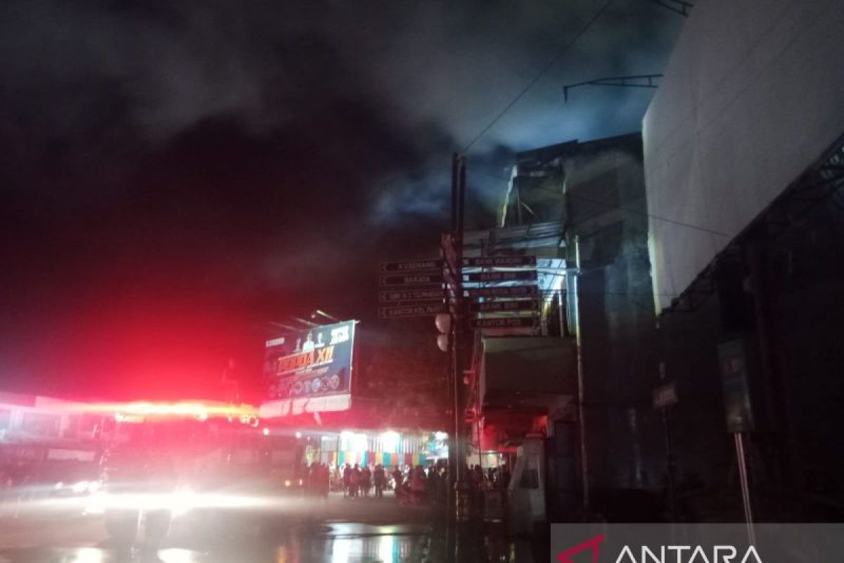 Ruko tiga lantai di kawasan Bundaran Tugu Satam Belitung hangus terbakar