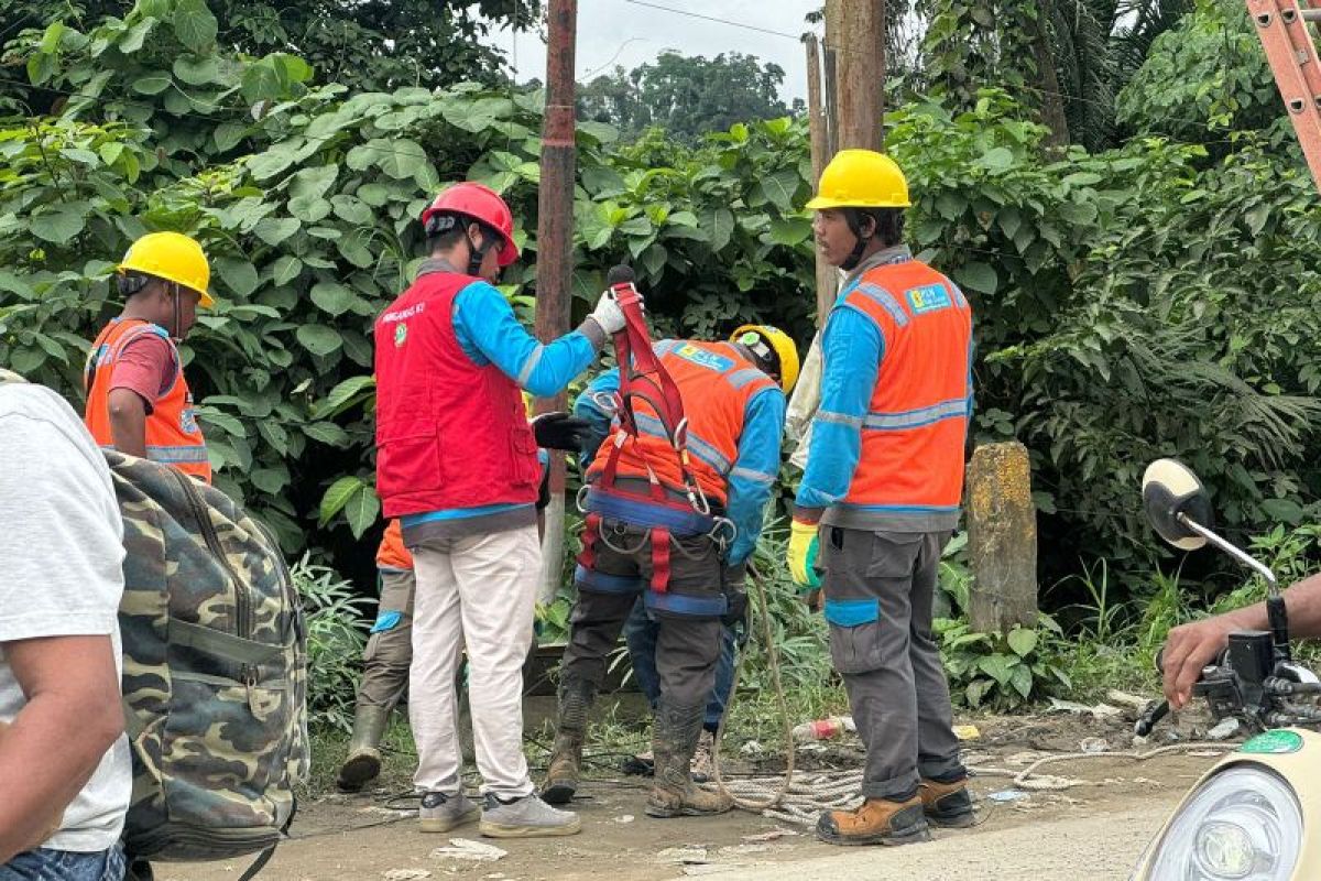 UPP Sofifi ULP Weda benahi jaringan rusak akibat banjir di Halteng