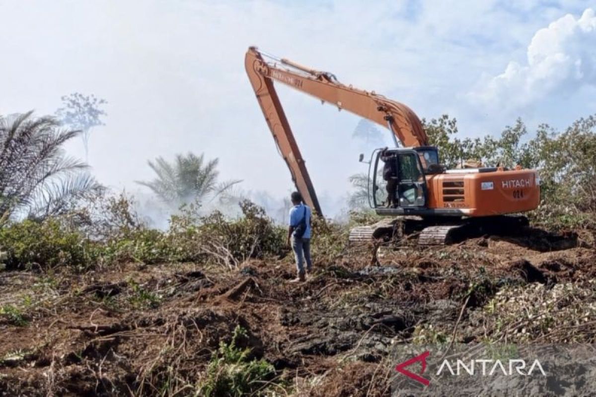 BPBD Nagan Raya kerahkan dua unit excavator gali parit cegah Karhutla