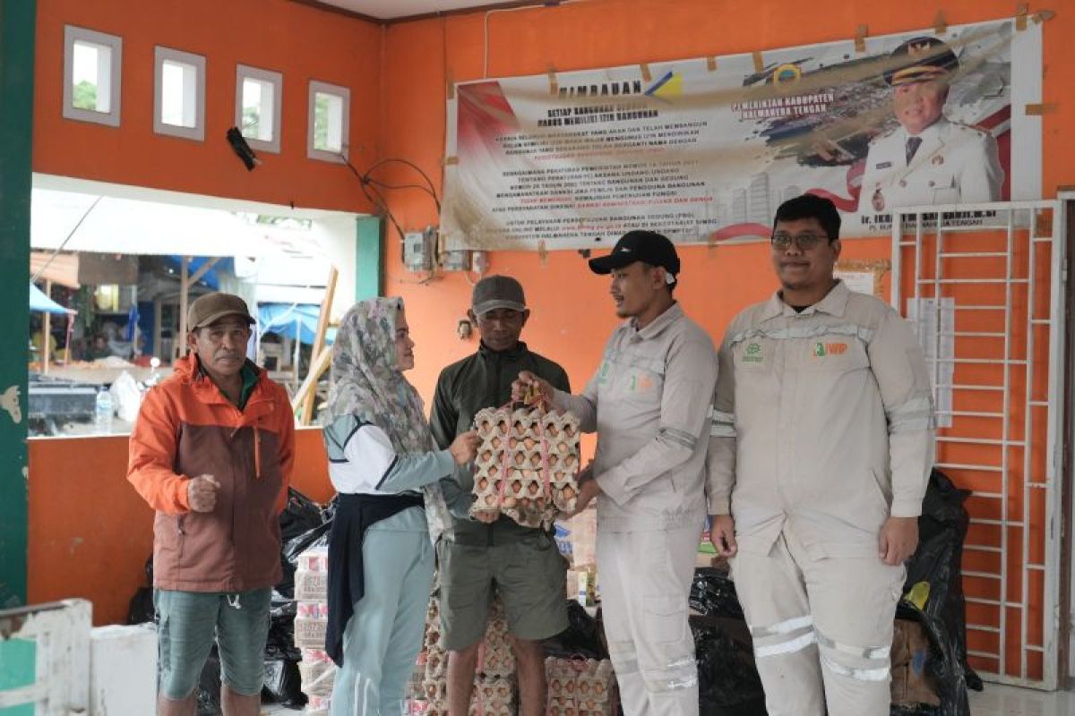 PT IWIP berikan bantuan makanan bagi korban banjir di Halmahera Tengah