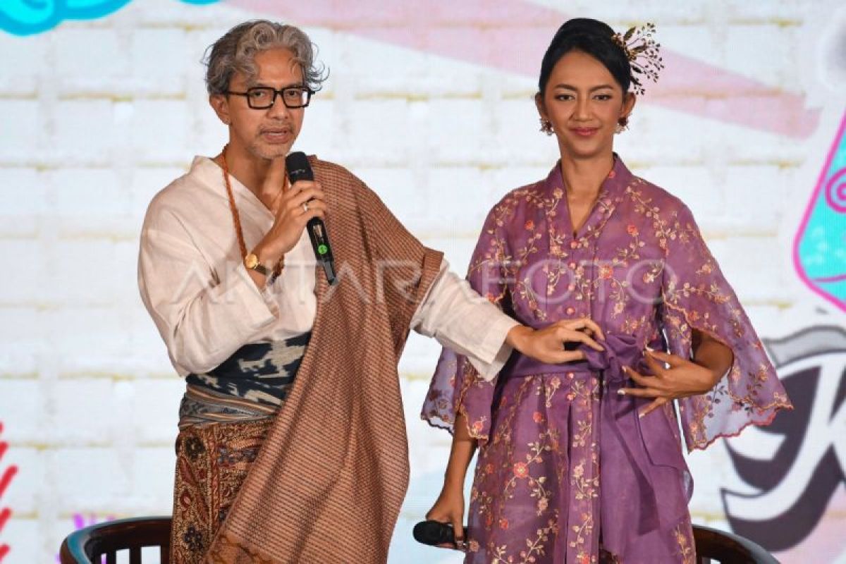 Kebaya pakem atau kebaya modern? Ini penjelasan desainer Didiet Maulana