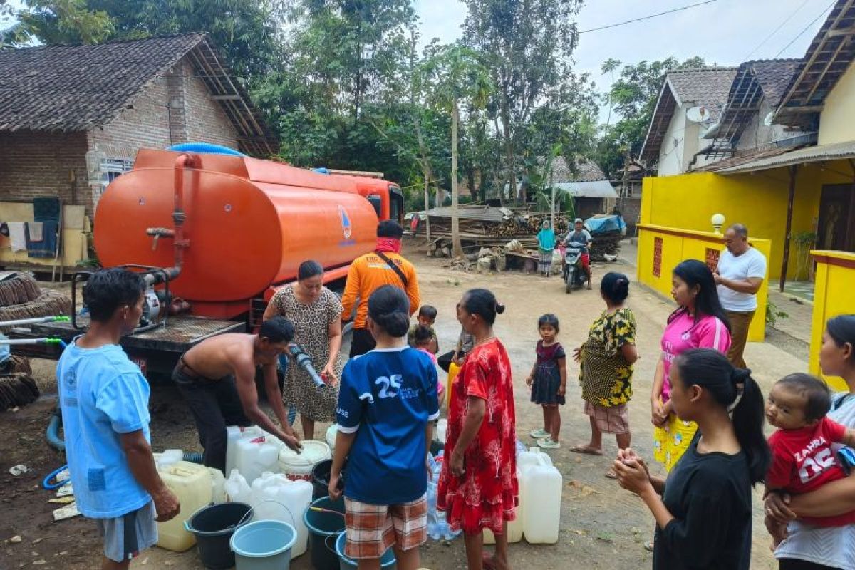 Dua desa alami kekeringan, BPBD Jember distribusikan air bersih