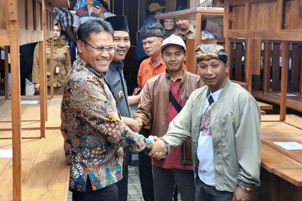 Pemkab Magetan beri bantuan 47 gerobak untuk PKL