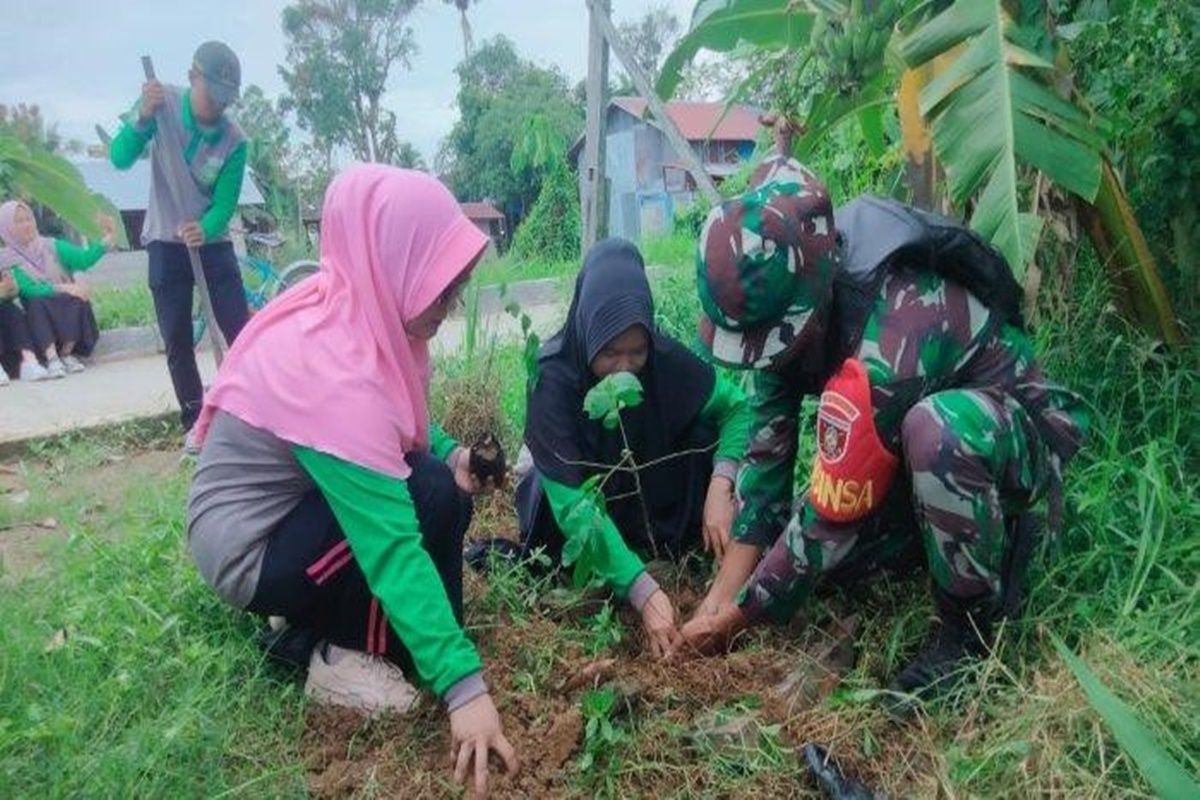 Antisipasi Banjir dan Tanah Longsor, Warga Desa Murung Panggang Amuntai Selatan Diajak Tanam Pohon