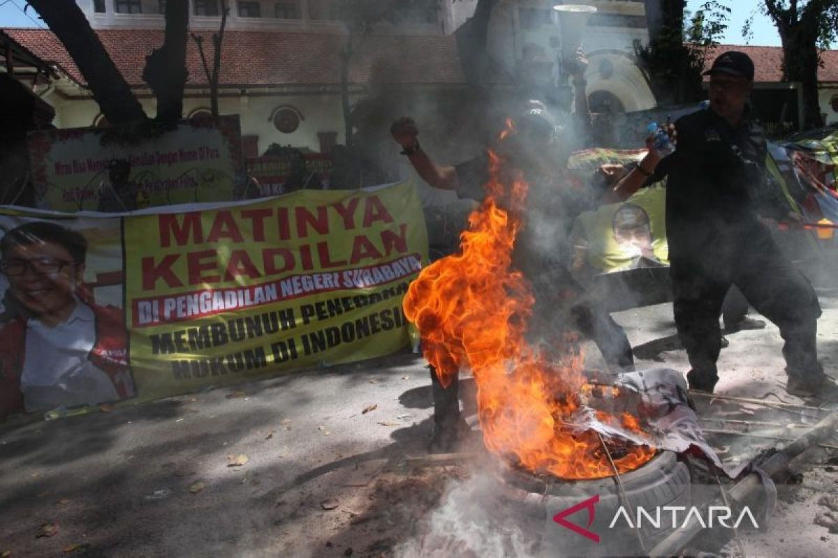 Ratusan orang gelar aksi di PN Surabaya kritisi putusan bebas Ronald Tannur