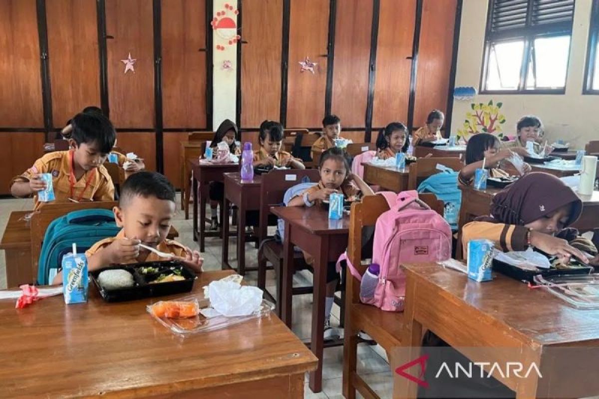 Airlangga: Program makan bergizi gratis belum diputus dilengkapi susu