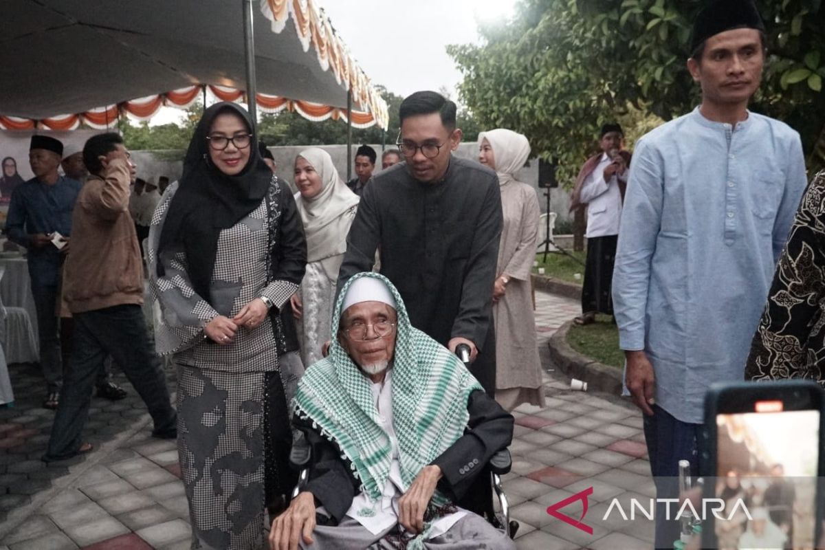 Ratusan Tuan Guru dukung Farin-Khairatun maju Pilkada Lombok Barat 2024