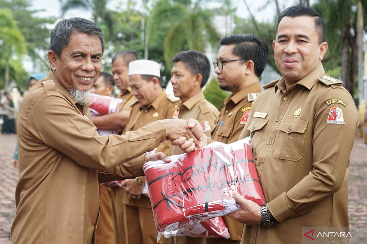 Pemkab Nagan Raya bagikan 3.700 lembar bendera merah putih